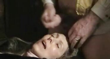 Freira áspera puxou um escravo de mão debaixo da cama e assistir vídeo pornô das brasileirinhas tirou o estresse disso