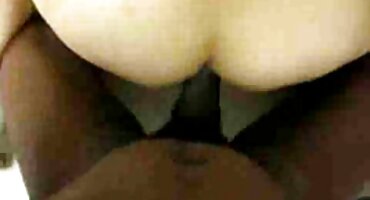 Uma filme porno gratis brasileirinhas garota de óculos estava pagando roupas com um fumante no vestiário de uma loja.