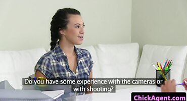 Relojoeiro e jogadores de assistir filme pornô da brasileirinha Momo treinam burro com um amigo ao vivo