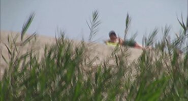 Um comprador enganou uma jovem vendedora em uma feira agrícola, tirando sua tanga vídeo de pornô com as brasileirinhas